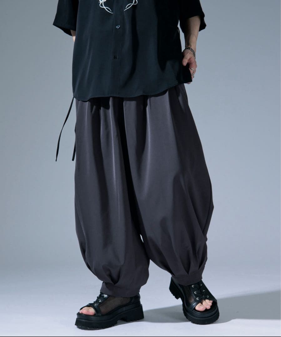 ダークグレー サルエルパンツ