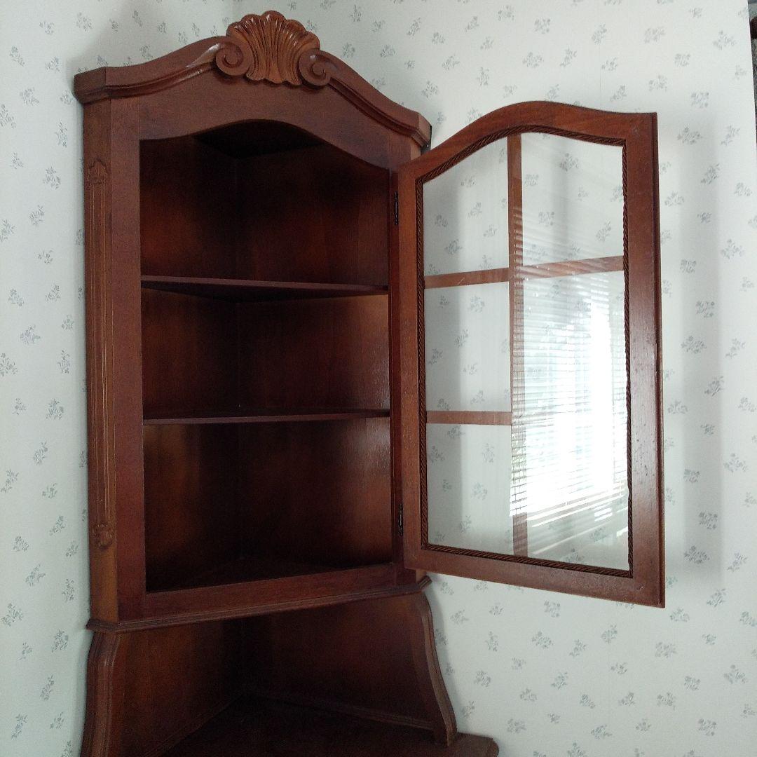 輸入家具　ヨーロッパ調のコーナーキャビネット