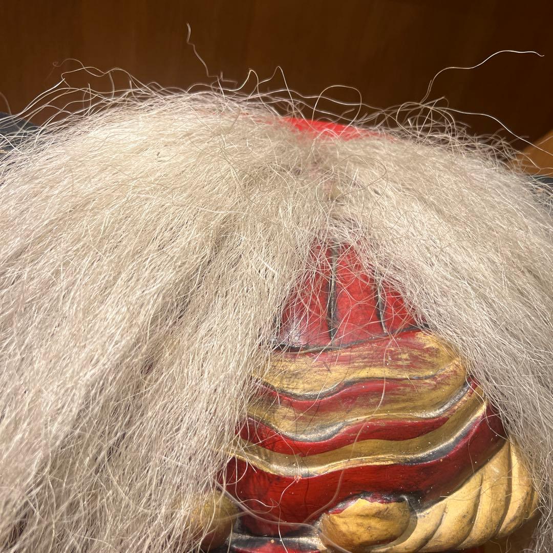 伝統的な赤い木製面 獅子頭