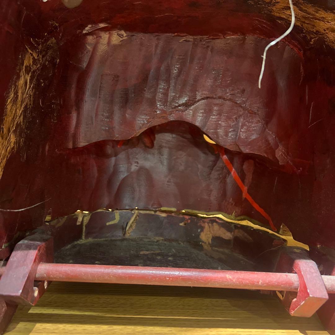 伝統的な赤い木製面 獅子頭