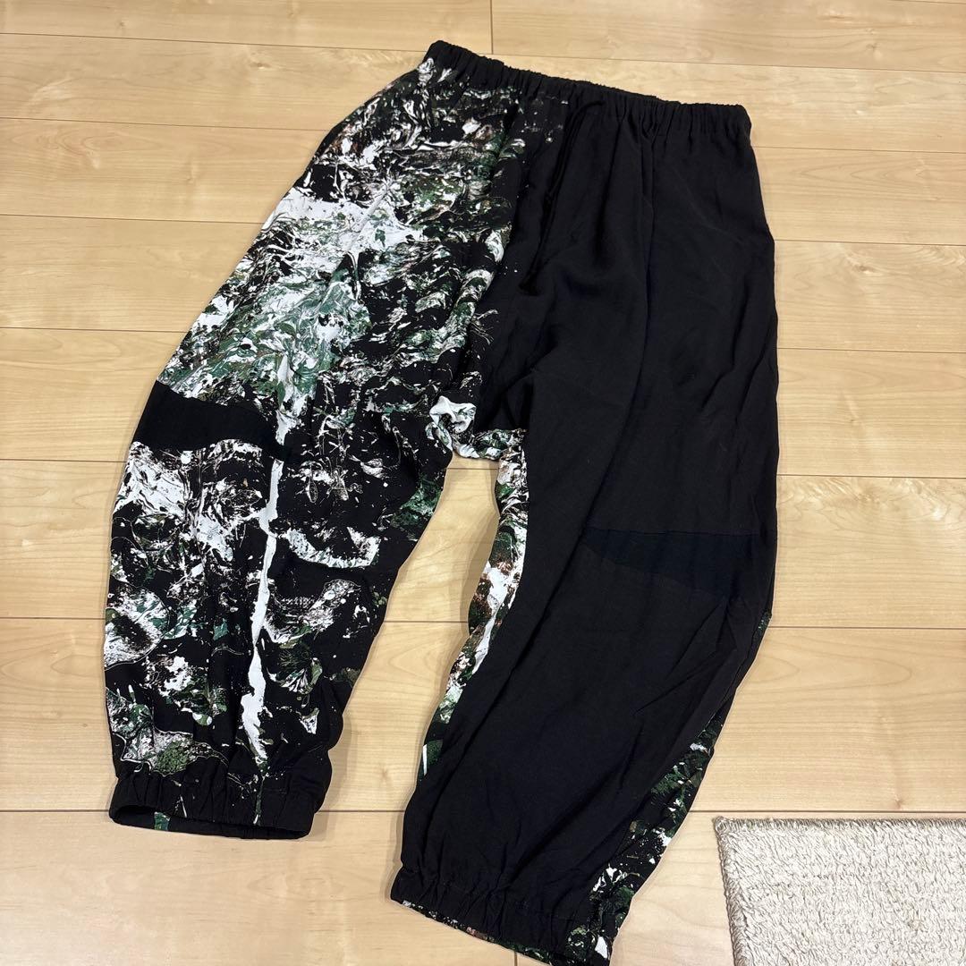 groundY サルエルパンツ ブラックとグリーンのグラフィック