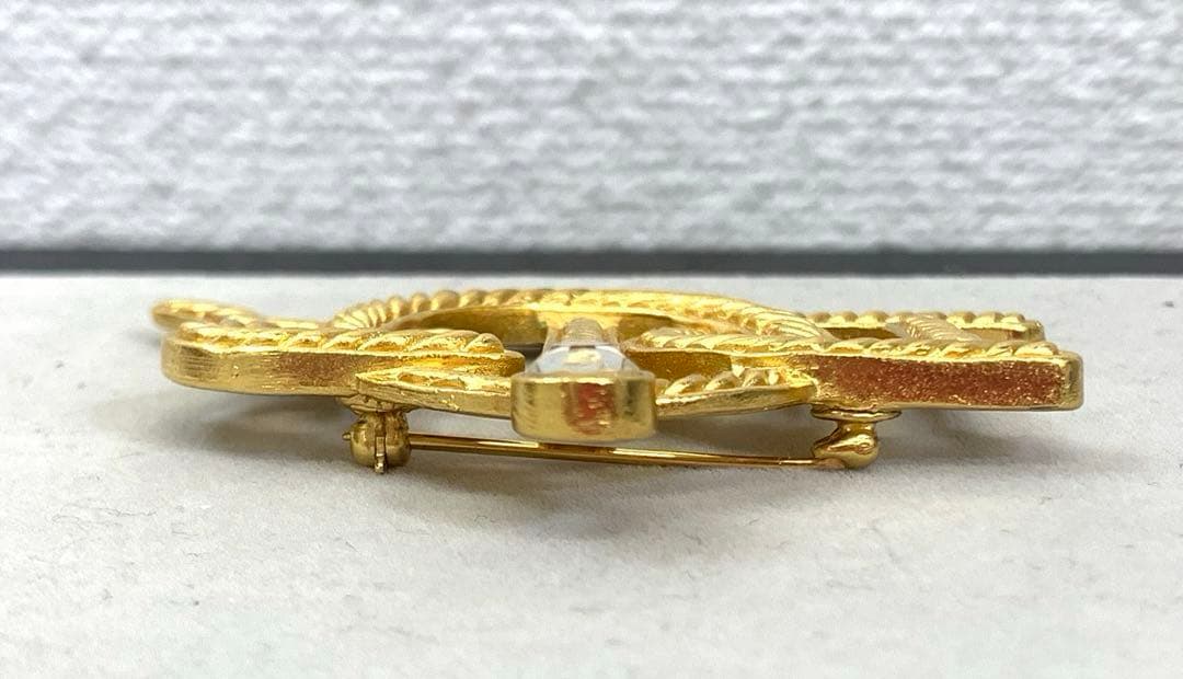 DIOR ディオール ブローチ ストーン アクセサリー ロゴ エンブレム