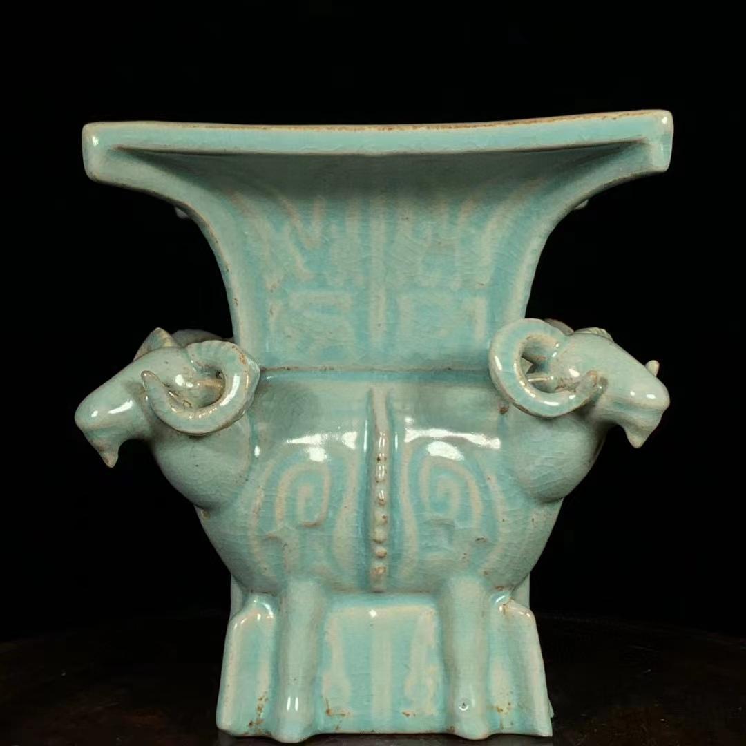 中国古美術・旧蔵の磁器・四羊方尊・16x18cm・書道具・案頭・置物・文房具