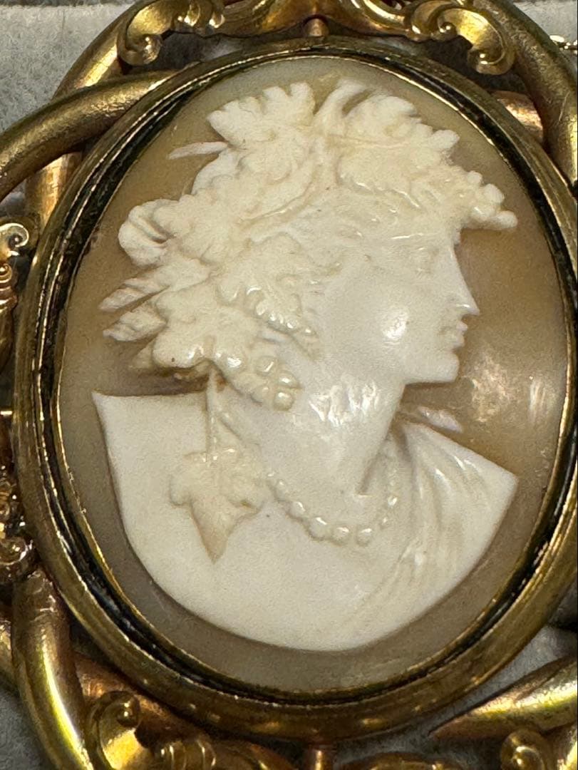 出品終了‼️アンティーク　ピンチペック枠　金色　神話柄バッカス　ブローチ　現状