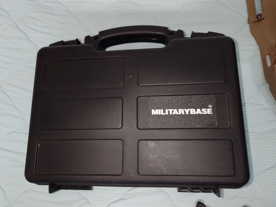 グロック19gen4ケース付きホルスター、マガジン4本付き