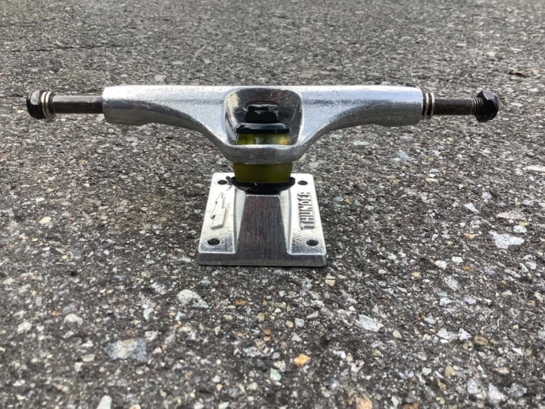 Thunder スケートボードトラック　未使用