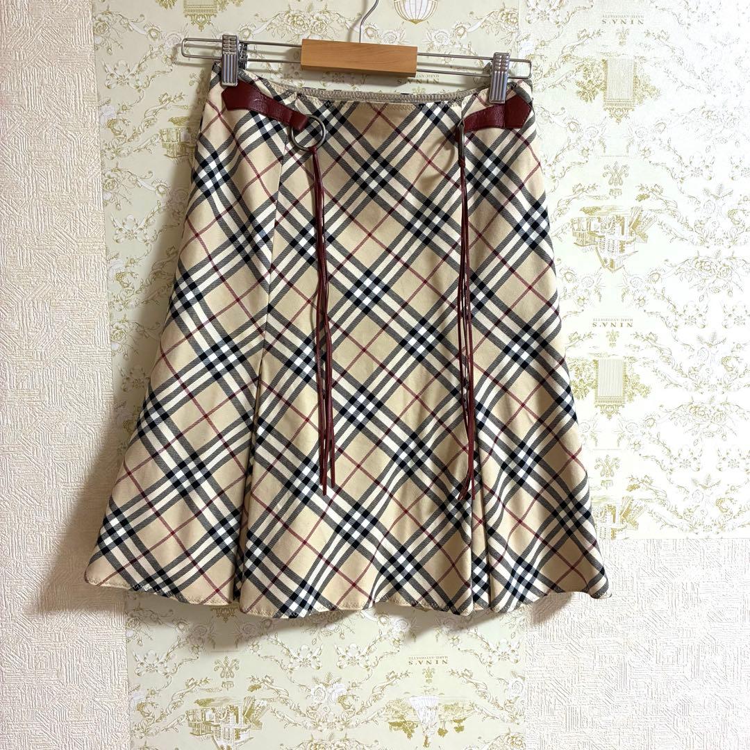 バーバリーブルーレーベルノバチェック台形スカート 36 ベージュ系ベルト付き美品
