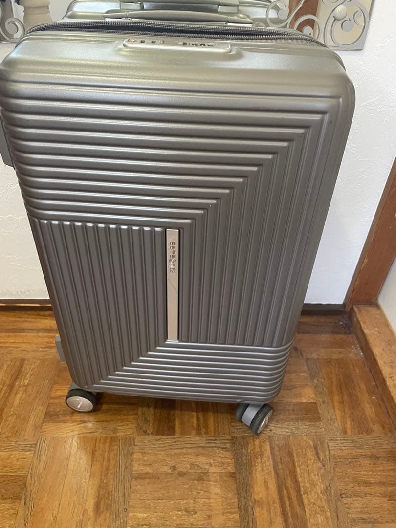 お値引きいたします。 サムソナイト　スピナー55 シルバーグレー軽量