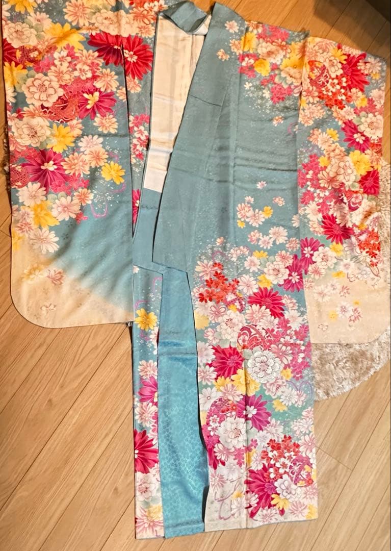 華やかな　花柄　振袖　水色