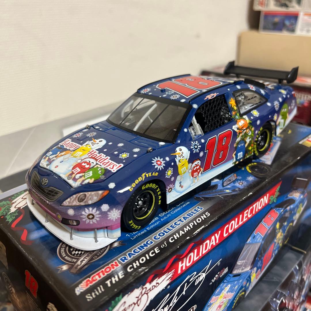 ミニカー KYLE BUSCH 2008 HOLIDAY CAR BY SAM BASS