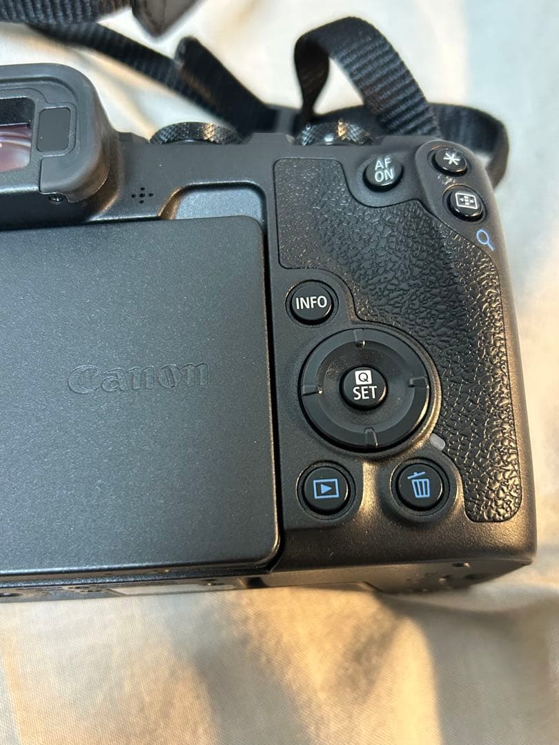 ルーブル❗️ Canon EOS RP (本体・バッテリーセット)