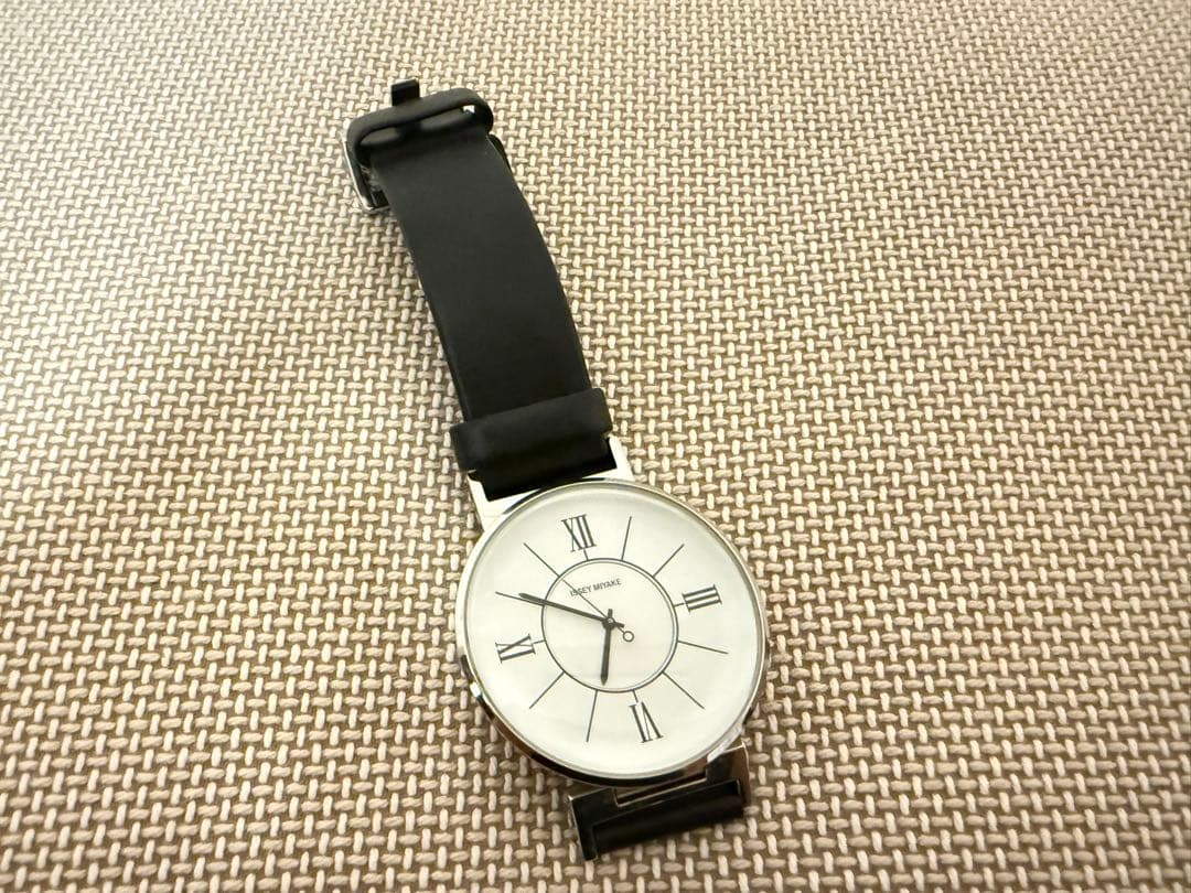 ISSEY MIYAKE アナログ腕時計 ホワイト/ブラック 和田智