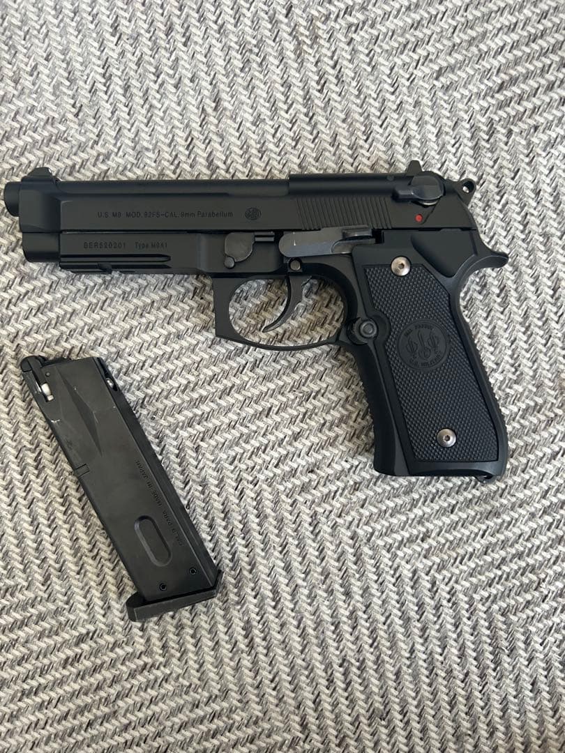 M9A1 マガジン、BlackHawkホルスター付き