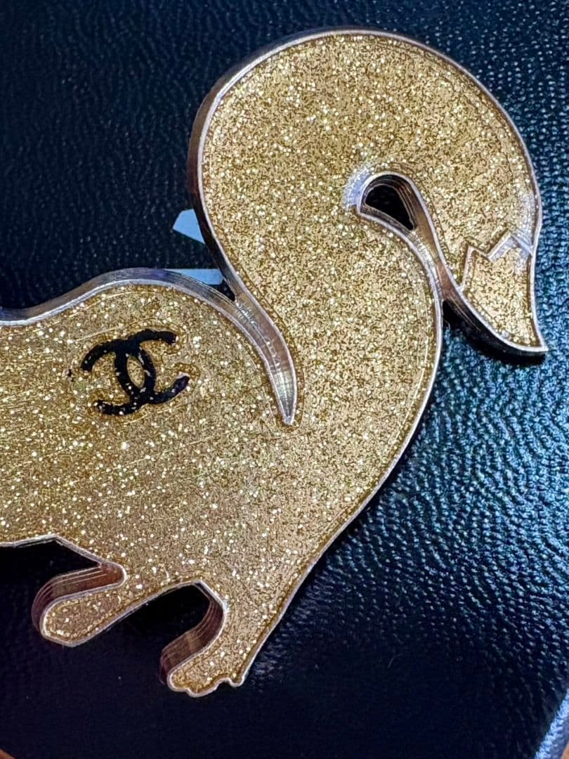 シャネル　リス　ブローチ　ゴールドラメ