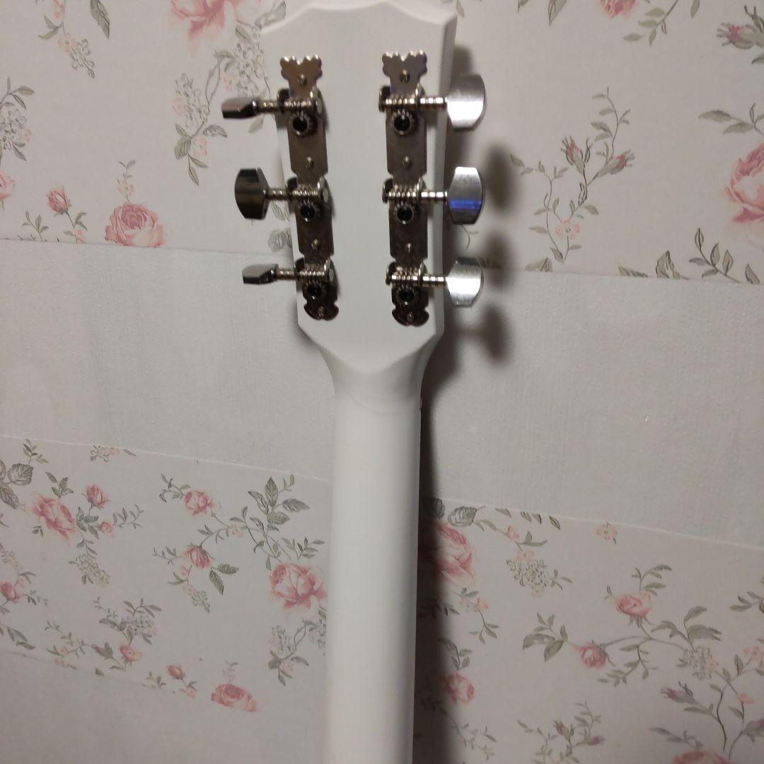 新品！ホワイトカッタウェイアコースティックギター、ソフトケース、付属品付