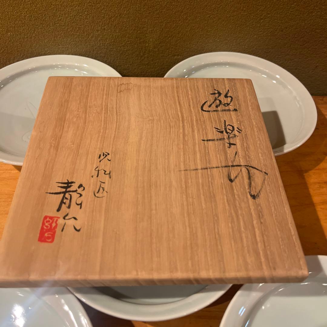 加藤静允　　白磁縁彫5寸皿　ふたりうさぎ　5客