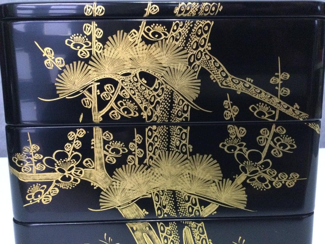 最終値下げです。【未使用 美品】 輪島塗 三段重 黒呂色 沈金 松 梅