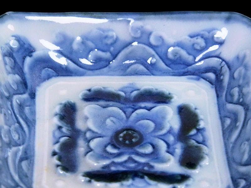 瀬戸　伊万里　染付　陽刻　波に花の図　四方角豆皿　E668AS-CUp