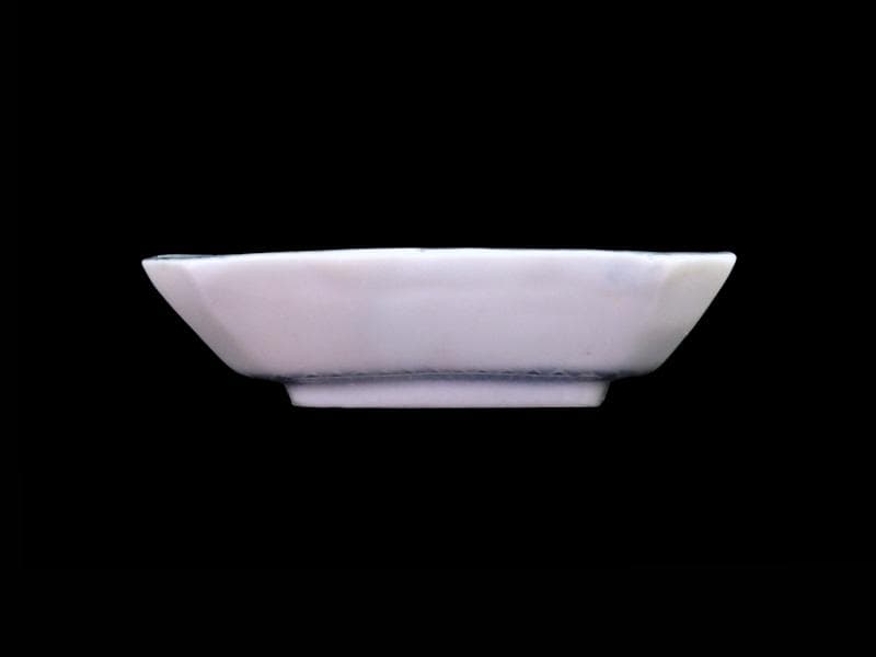 瀬戸　伊万里　染付　陽刻　波に花の図　四方角豆皿　E668AS-CUp