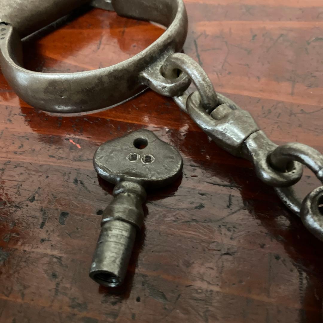 ビンテージ鉄製ハンドカフ　鍵付き