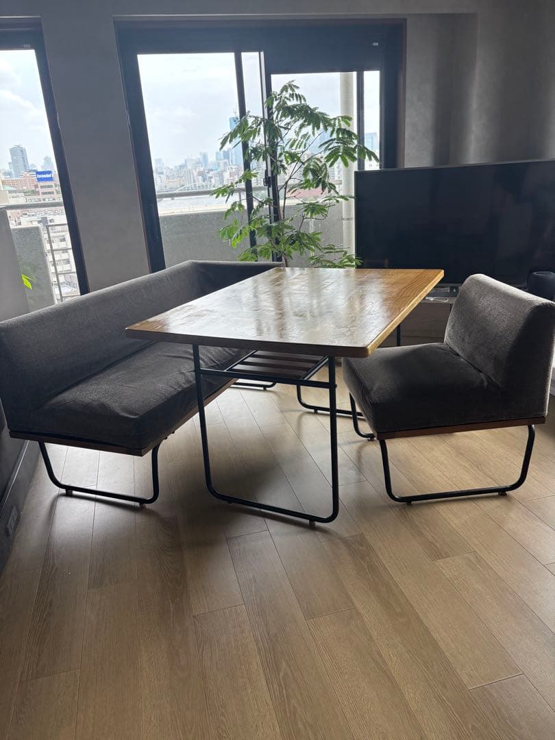 木製ダイニングテーブルとソファセット