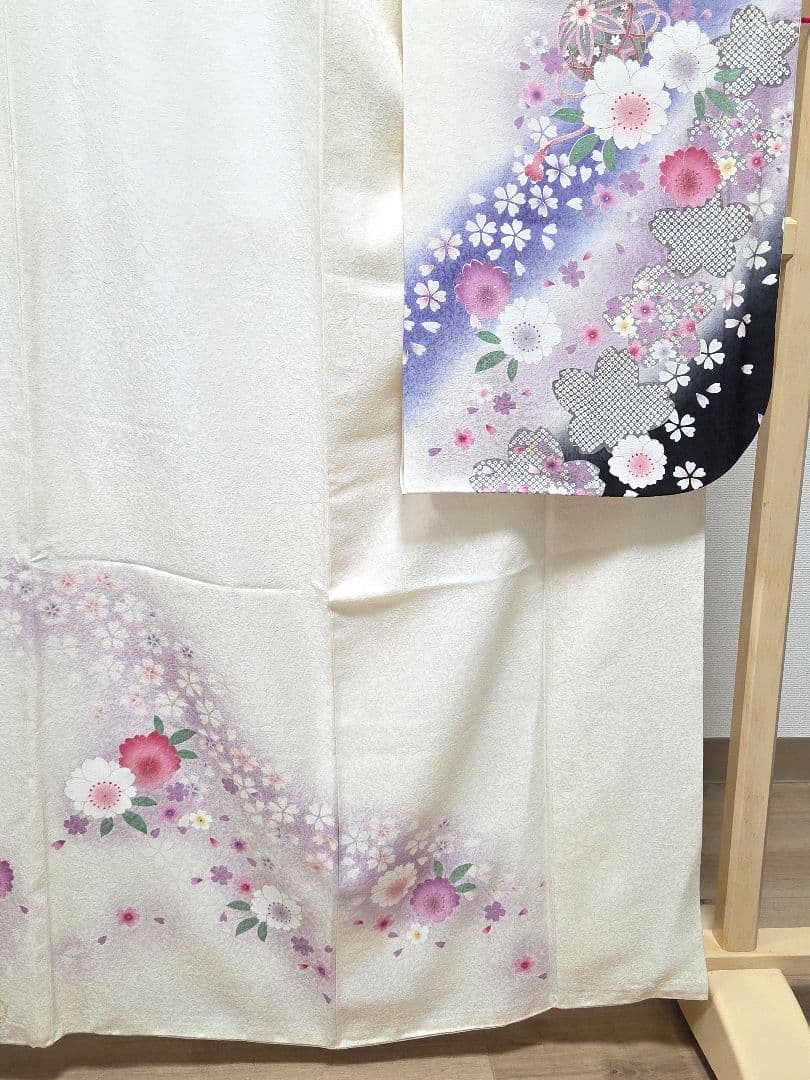 B5◆着物くつろぎ かわいい花模様 金駒刺繍 金彩 白 袷 正絹 成人式 振袖