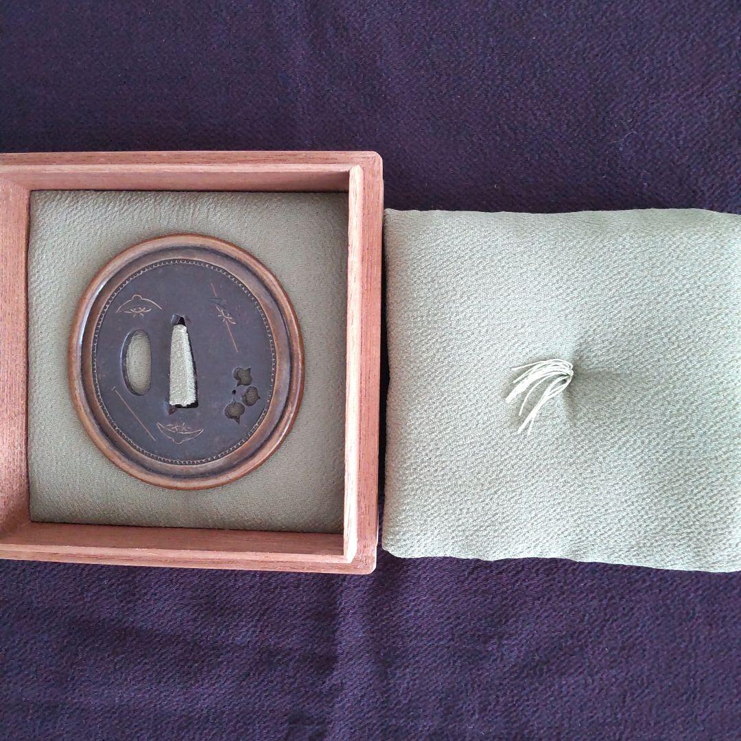 鐔 笠に杖図「平安城象嵌」