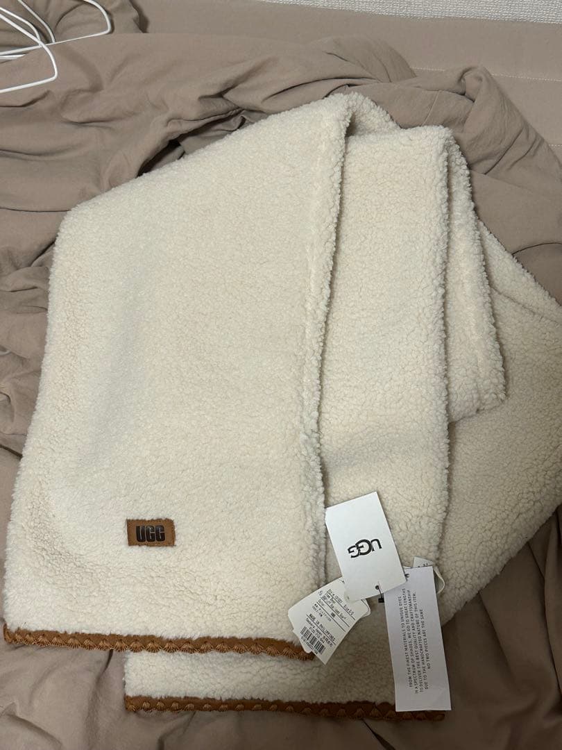 UGG アイボリー シェルパマフラー