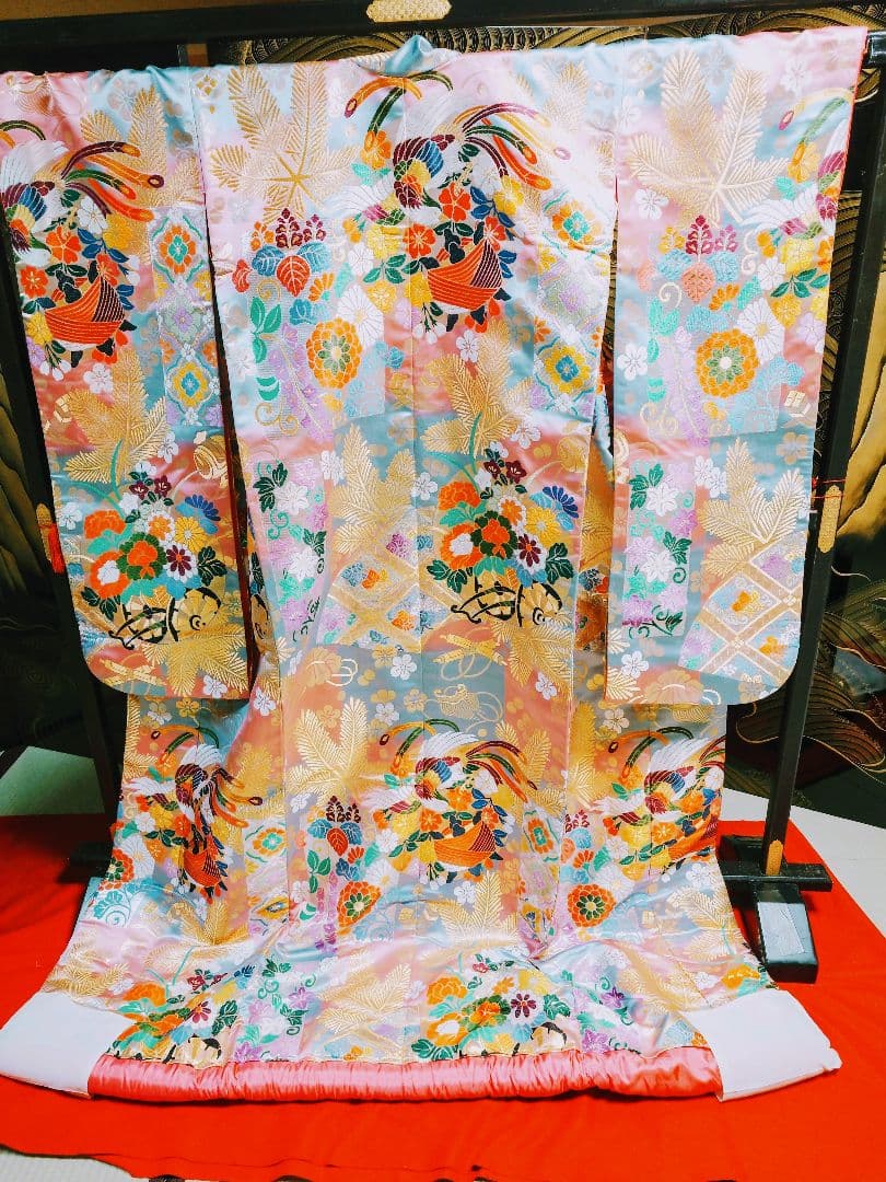 華やかな花柄打掛唐織風