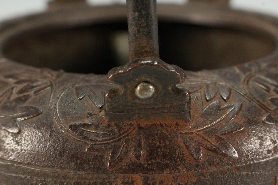 古鉄 纏枝蓮花紋 蒔絵蓋 鉄瓶 注器(K-LC688)