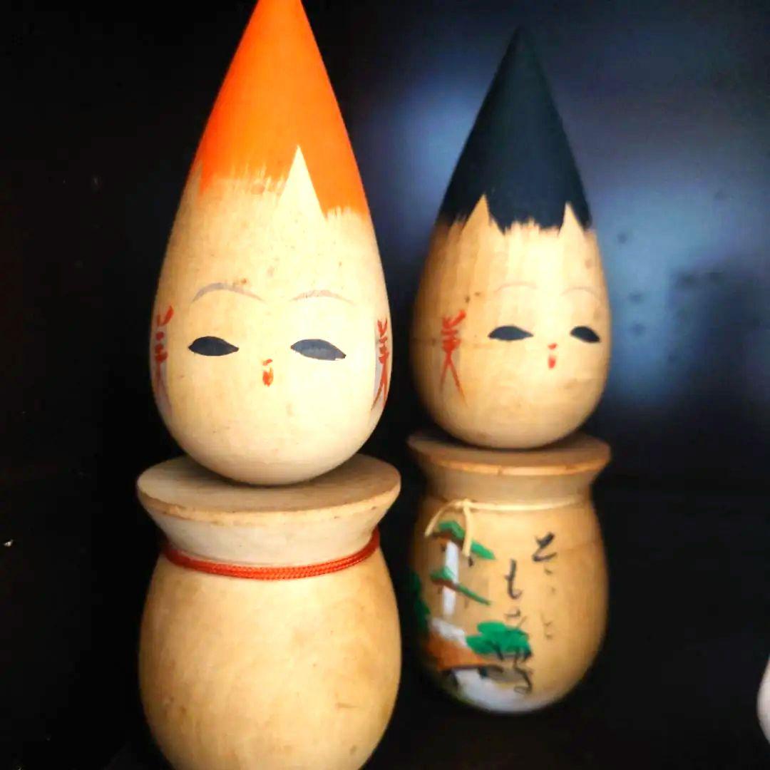 伝統的な木製こけし オレンジと黒のデザイン