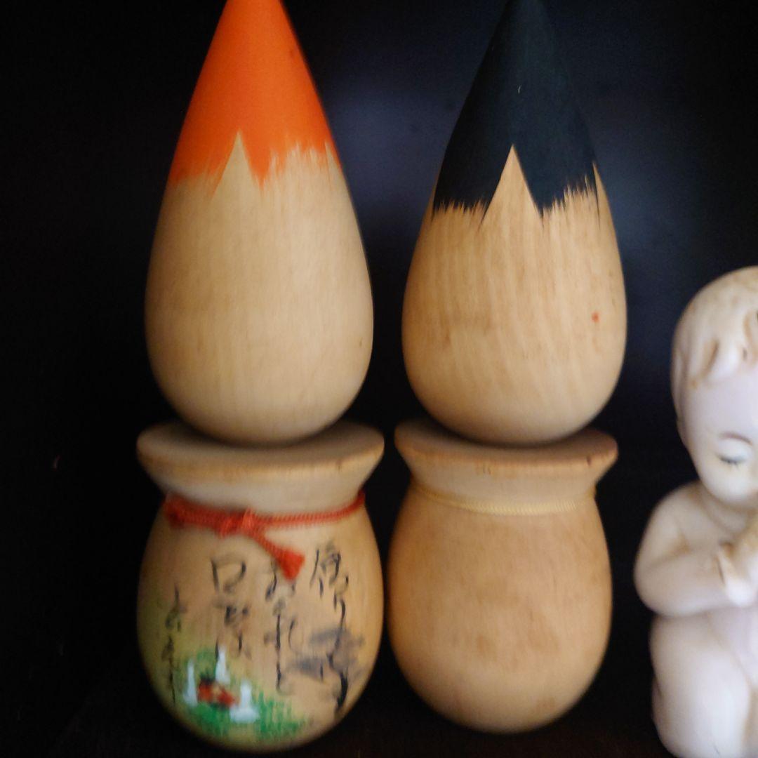 伝統的な木製こけし オレンジと黒のデザイン