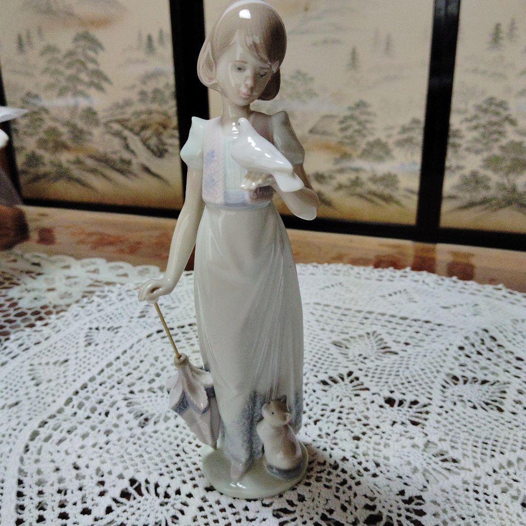 リヤドロ少女と白い鳩の陶器