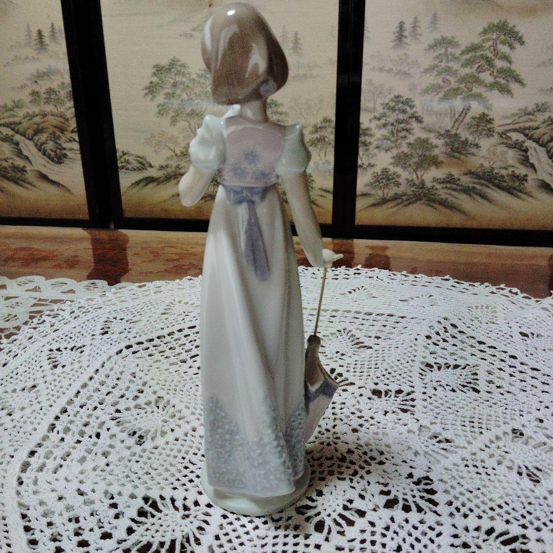 リヤドロ少女と白い鳩の陶器