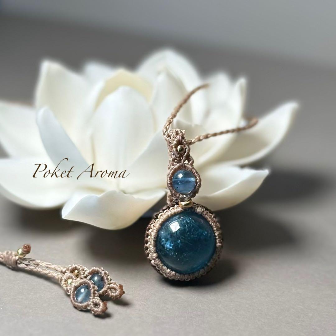 『惑星』濃厚ディープカラーアクアマリンとブラックアクアマリンのマクラメネックレス