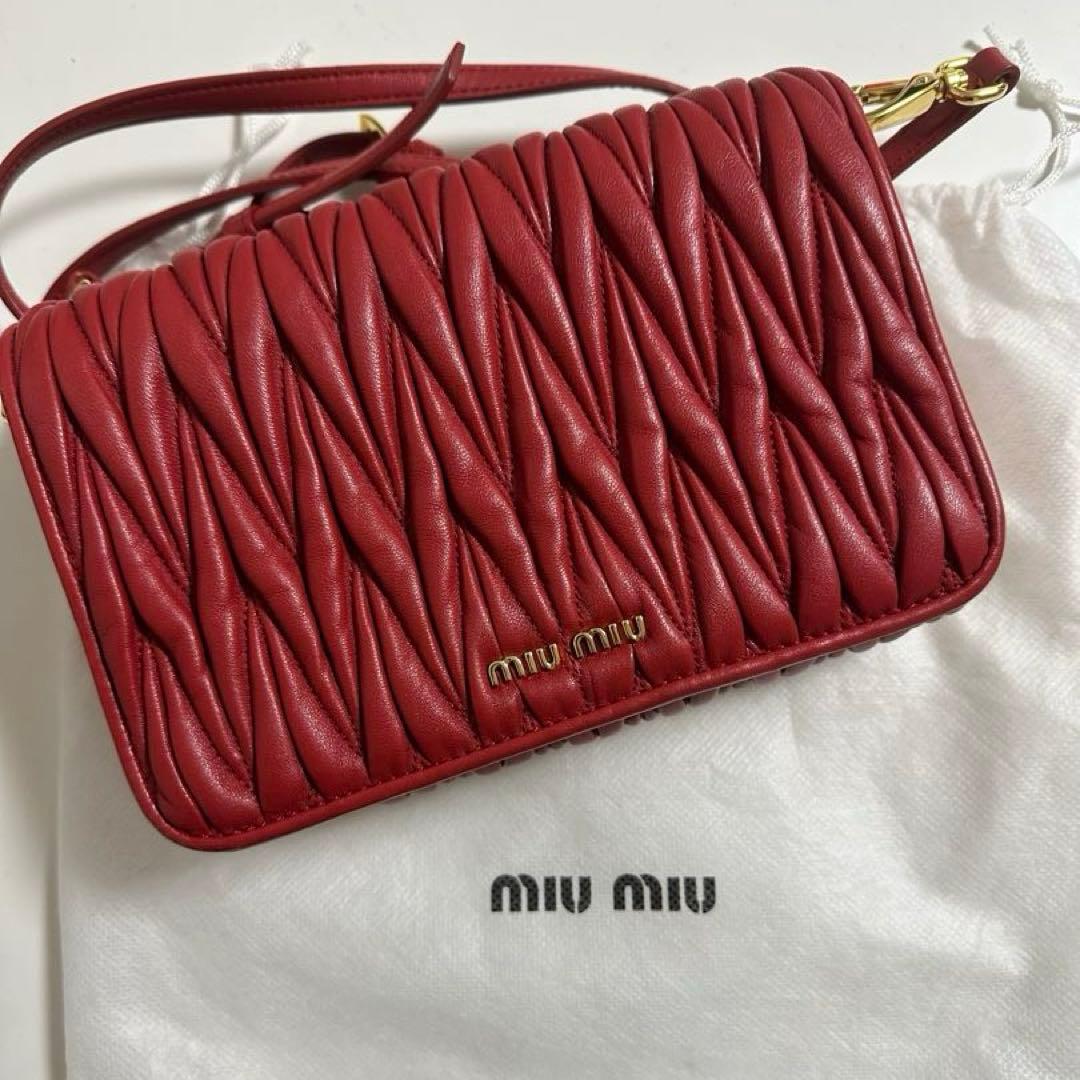 美品 miumiu ショルダーバッグ 赤色