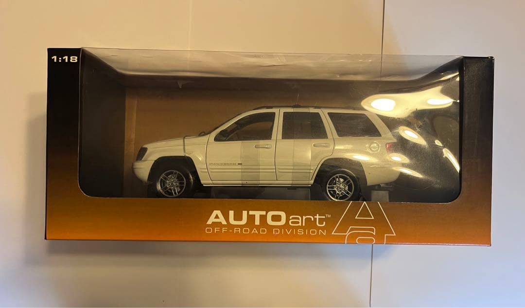 【美品】AUTOart 1/18 Jeep チェロキー 白 箱付 送料込
