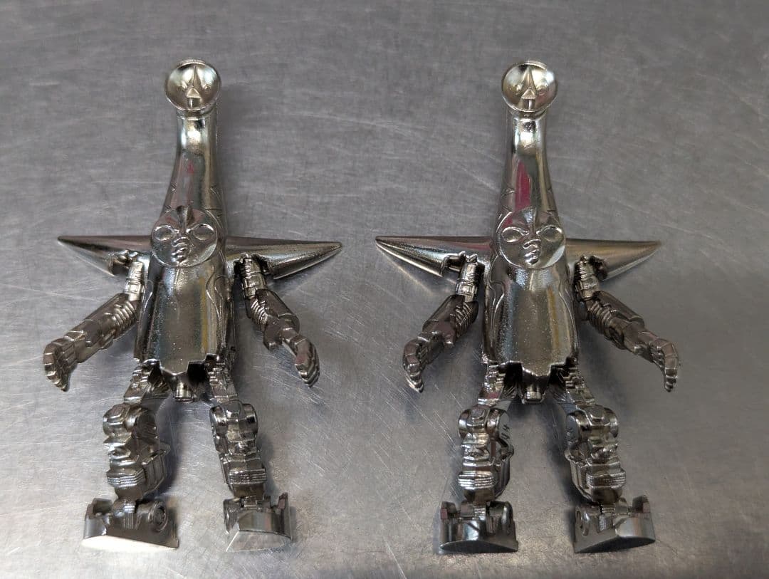 太陽の塔　ダイキャスト　２個セット　岡本太郎　ロボ　タローマン