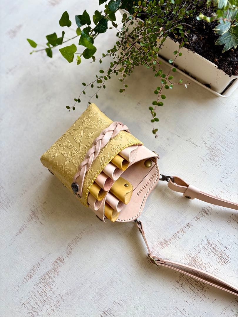 kazpoo ヌメ革ナチュラル、蝶型押しペールイエローの大容量シザーケース