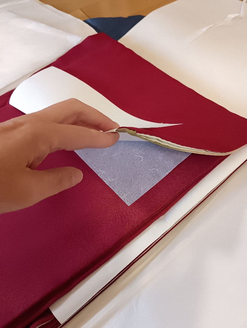 くりもも【美品】朱色の孔雀柄の振袖、長襦袢、帯、帯締セット　クリーニング済