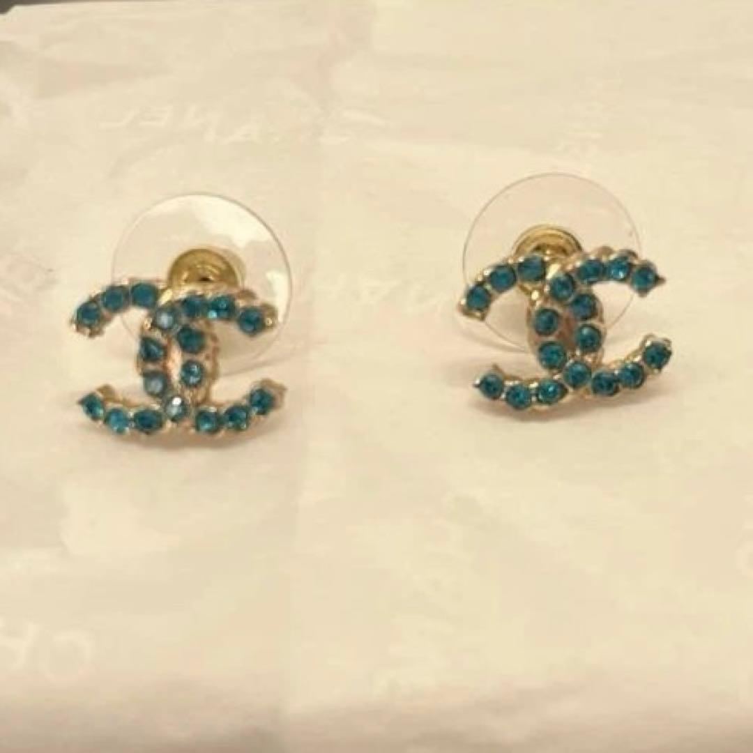 CHANEL ブルーラインストーンピアス