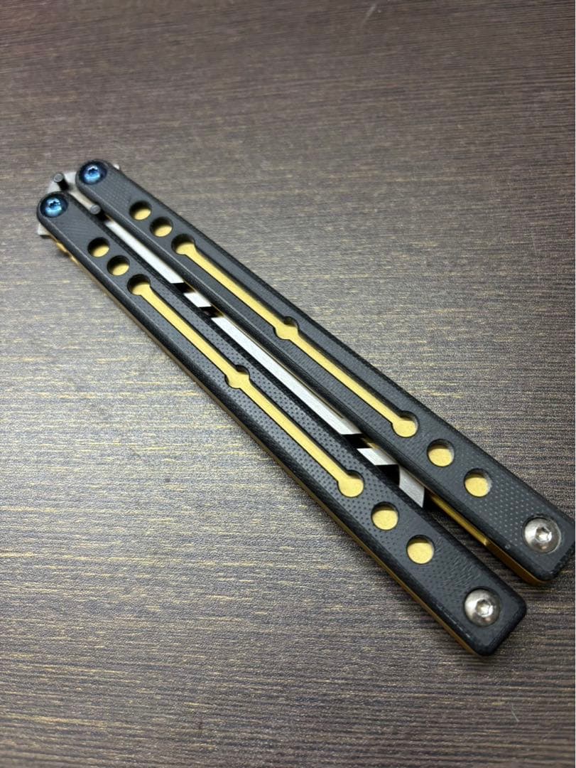 バタフライナイフトレーナー　Squid industries Nautilus