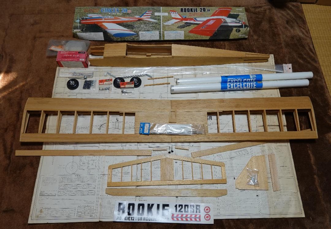 ひつじ　ラジコン飛行機　テトラ・ルーキー２０ＳＲ 半完成、パーツ付き