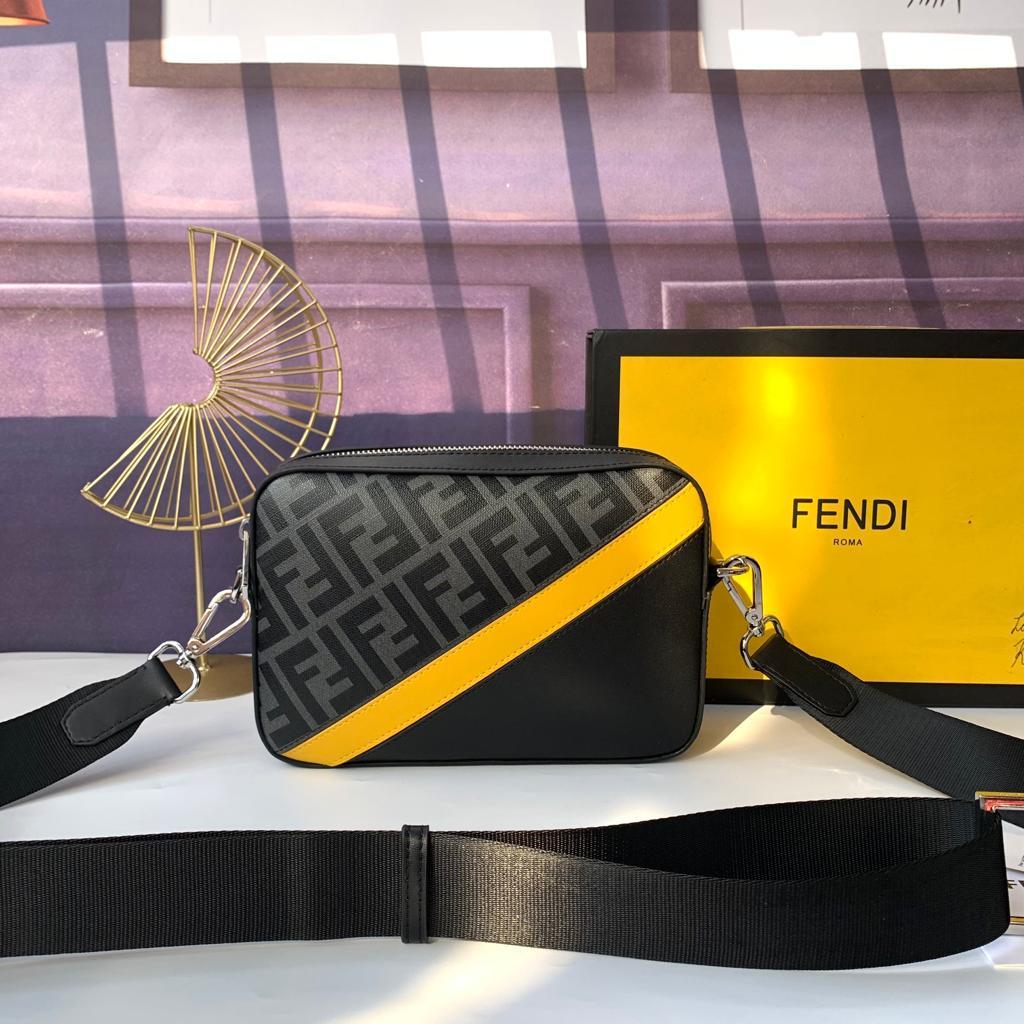 大人気！FENDI ショルダーバッグ ブラック/イエロー
