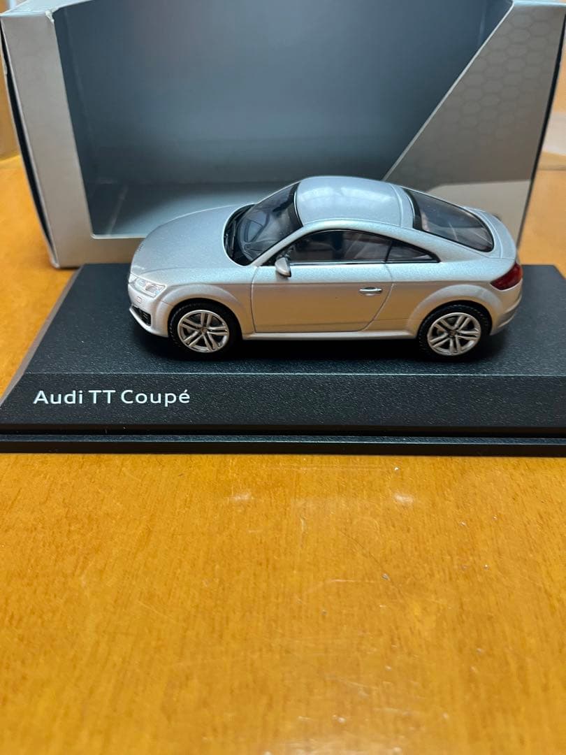 Audi TT Coupé ミニカー 1/43 スケール シルバー