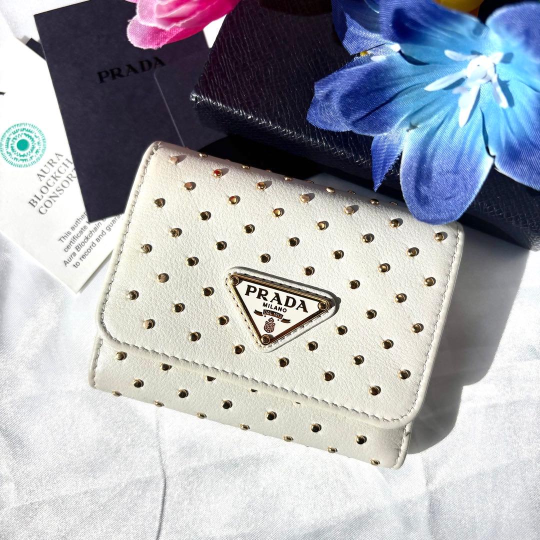 未使用級/現行✨プラダ 折り財布 三角ロゴ スタッズ RFID搭載 ホワイト