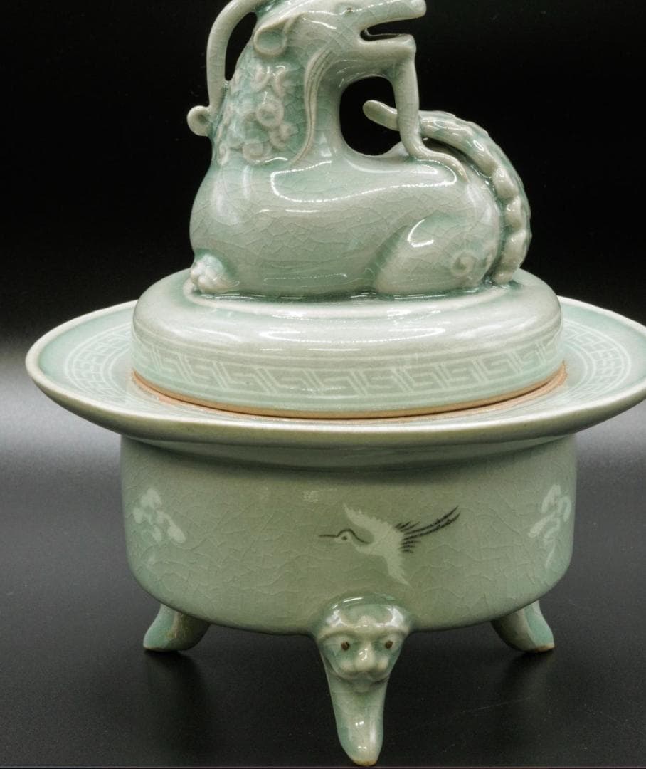 初代柳海剛 高麗青磁 三足香炉 幅14.9cmx高18cm 底部に描き銘 共箱付