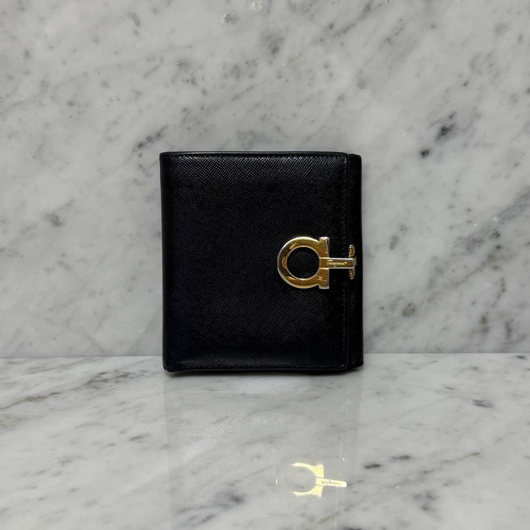 サルヴァトーレフェラガモ 二つ折り財布 ブラック ゴールド ガンチーニ ロック