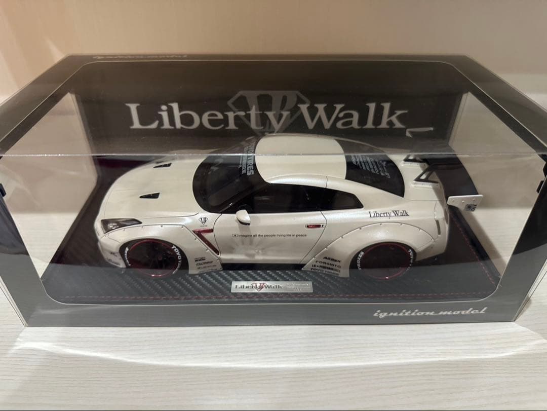 Liberty Walk LBWK 1/18リバティーウォークGT-R ミニカー