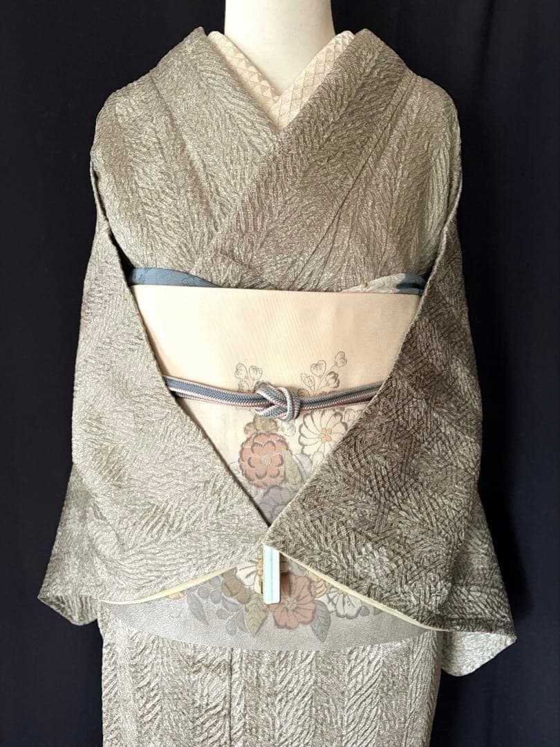 【小紋】藤娘きぬたや　杢目絞り　極上たたき柄生地　薄い抹茶色　しつけ付き